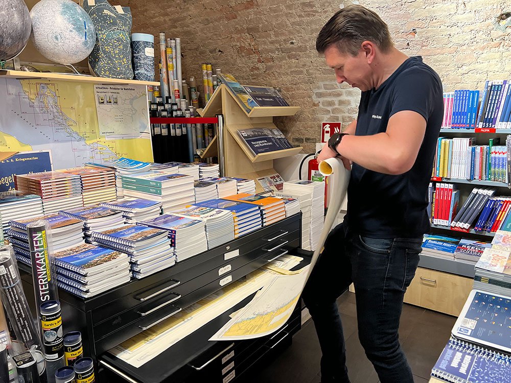 Arbeiten-in-der-Nautik-Abteilung.jpg