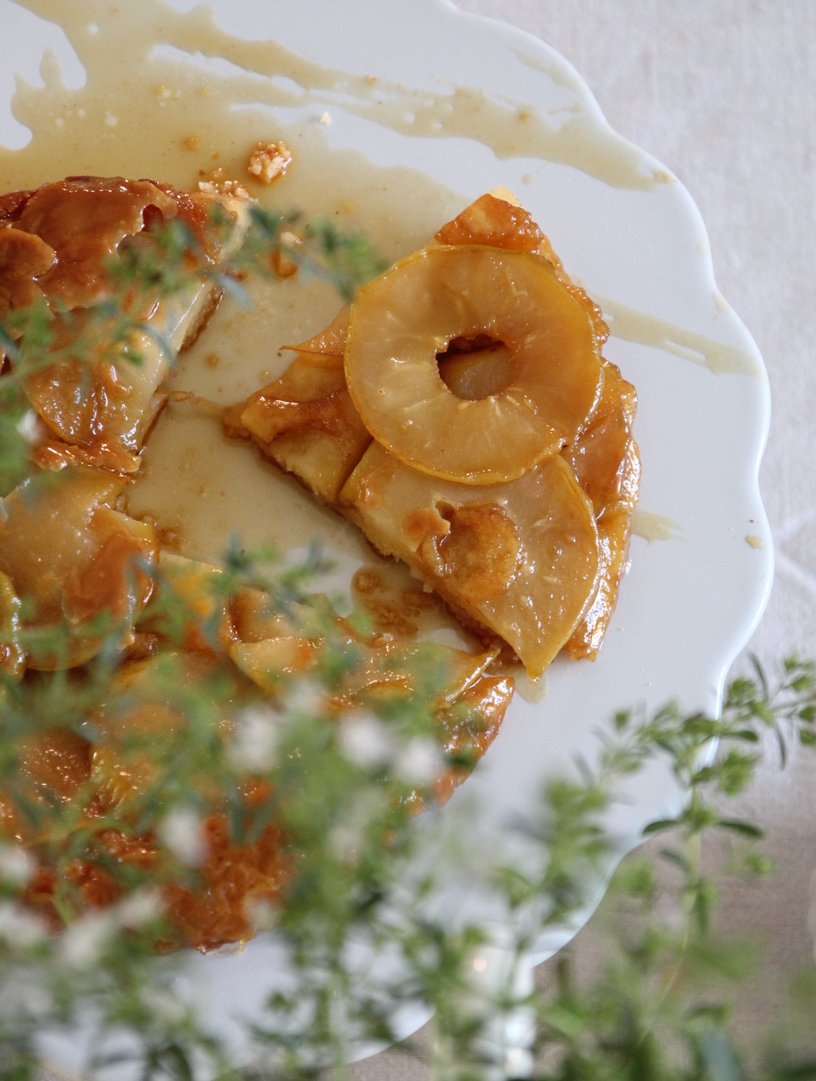 Birnen-Tarte-Tatin mit Kraut und Blüten