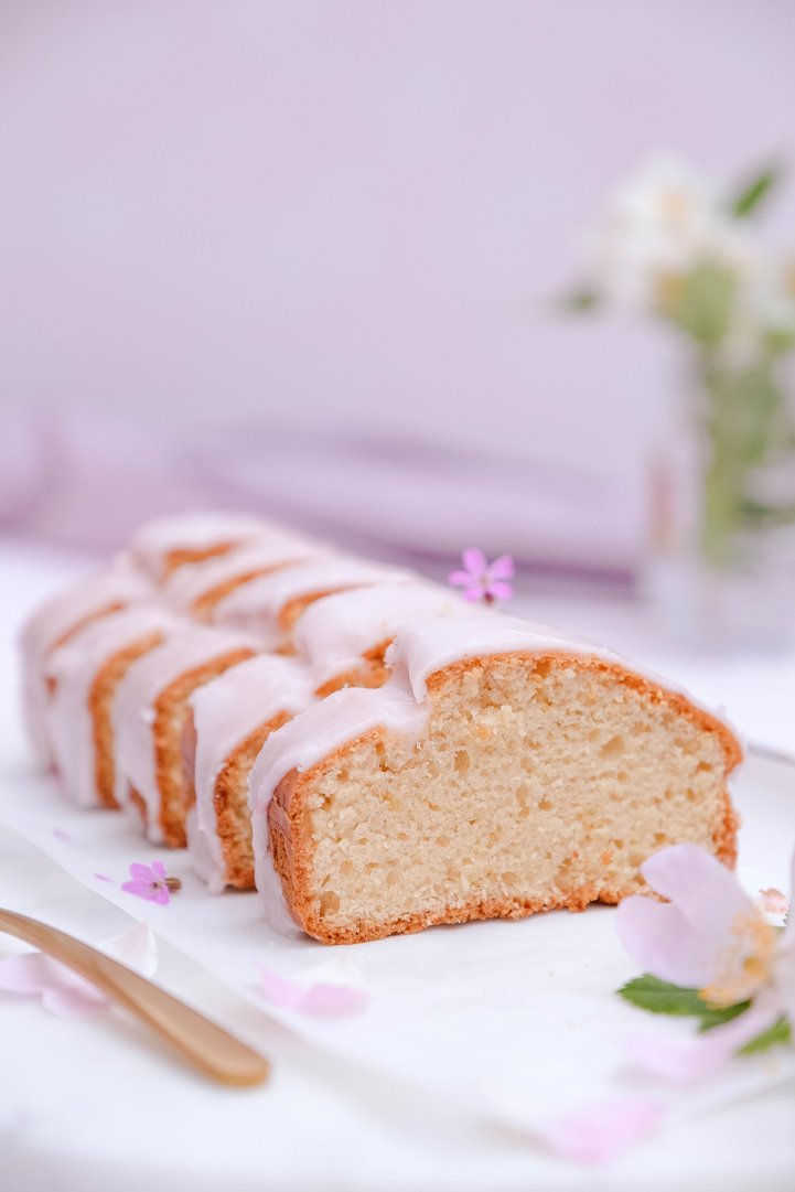 Titelbild zu SAFTIGER ZITRONENKUCHEN MIT HIMBEERGLASUR | VEGAN