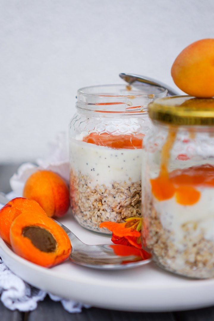 Overnight Oats mit Marillenröster im Glas