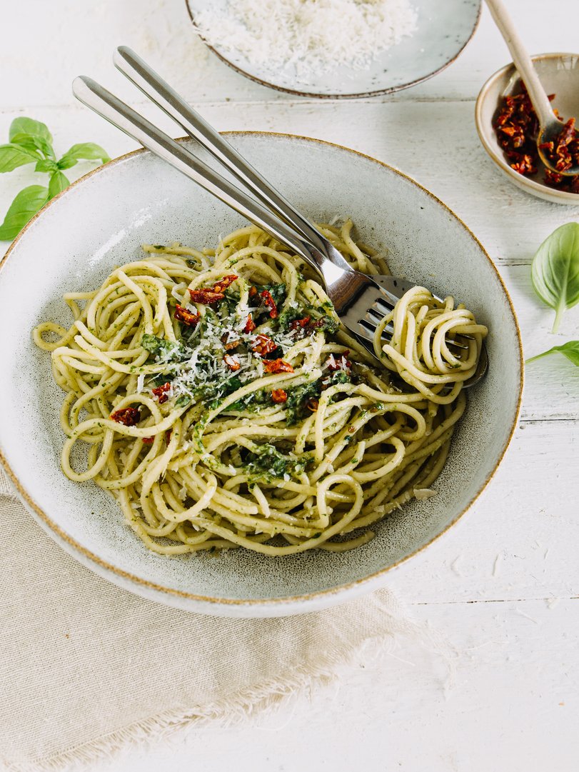 Titelbild zu SPAGHETTI MIT BASILIKUM-PESTO - EIN 15 MINUTEN SOMMER REZEPT!⁠
