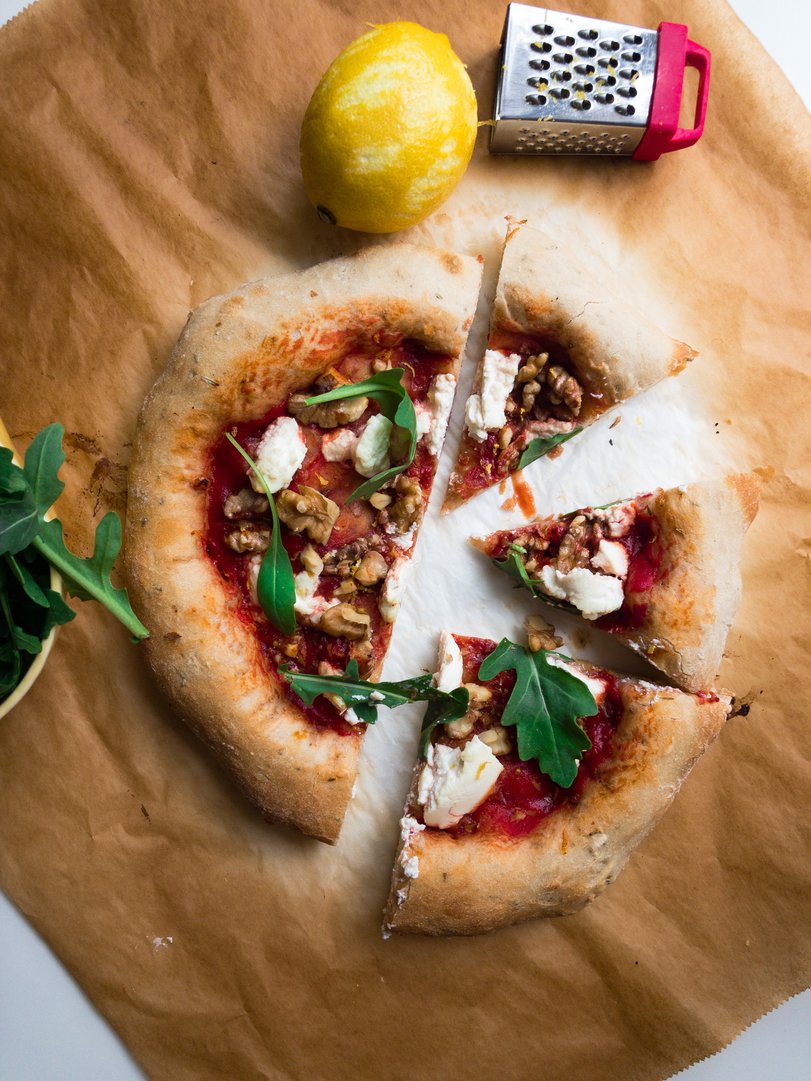 Titelbild zu Herrliche Pizza auf zwei Arten mit selbstgemachtem Teig
