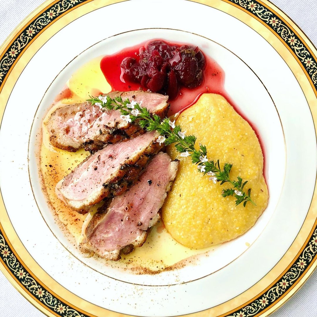 Titelbild zu Entenbrust mit Kirschchutney und Polenta