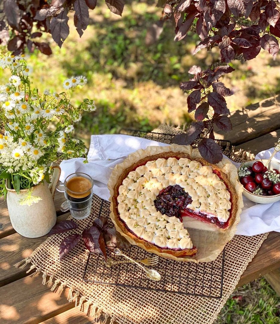 Kriecherltarte mit Baiserhaube