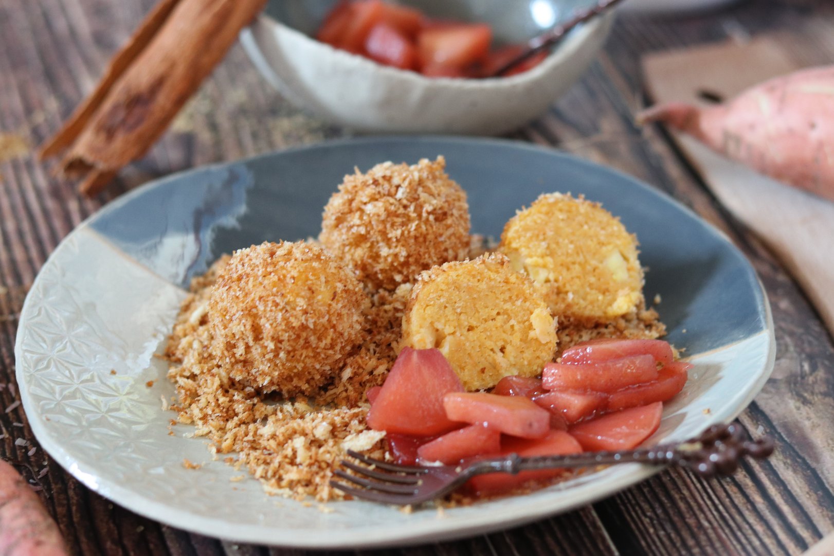 Apfeliger Süßkartoffelknödel an rotem Kompott