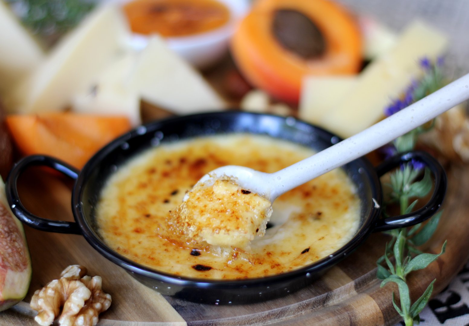 Bergkäse-Creme brûlée – würzig. cremig. süß.
