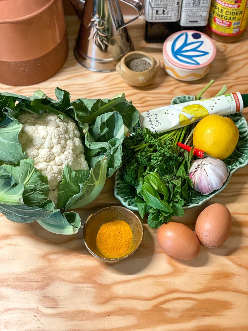 Titelbild zu Salsa Verde aus Karfiolblättern mit Karfiolsteak