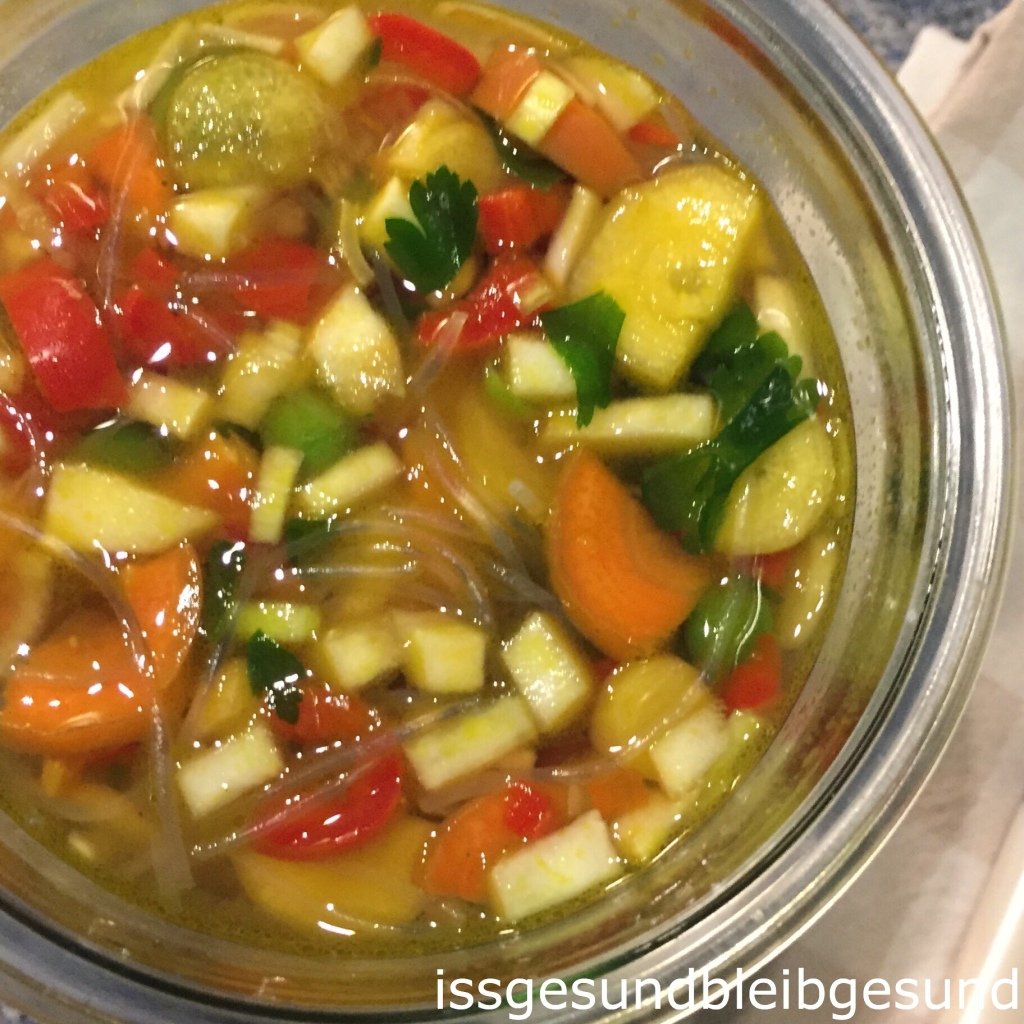 Glasnudel-Gemüsesuppe to go