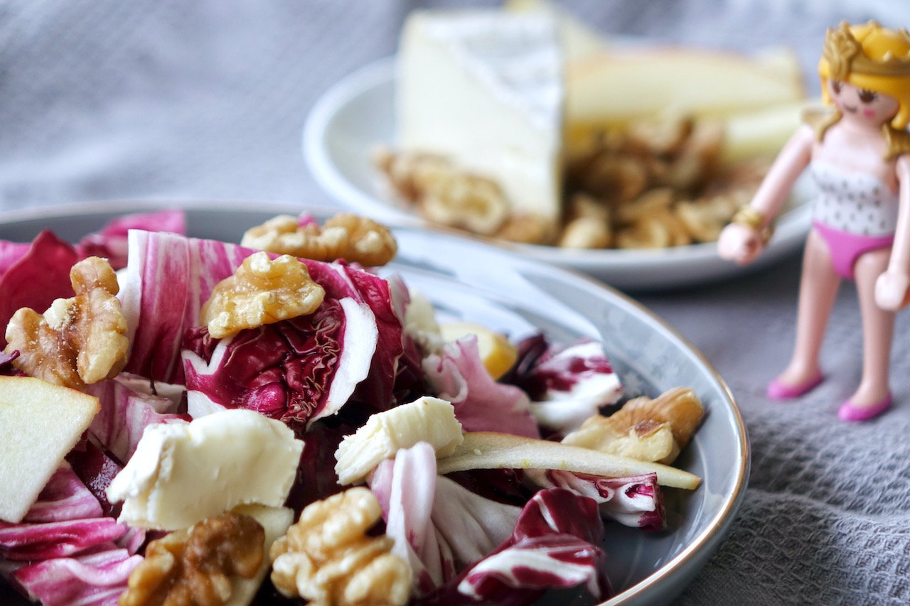 Titelbild zu Radicchio  Salat mit Apfel Walnüssen  und Camembert