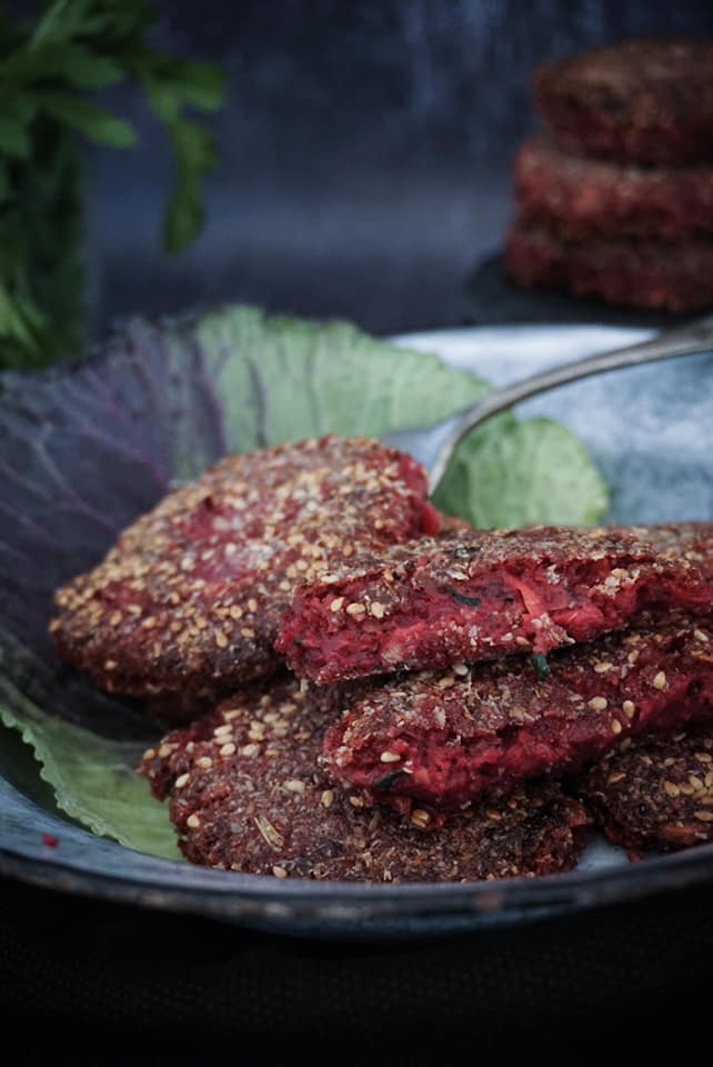 Grünkernbratlinge in pink, vegan