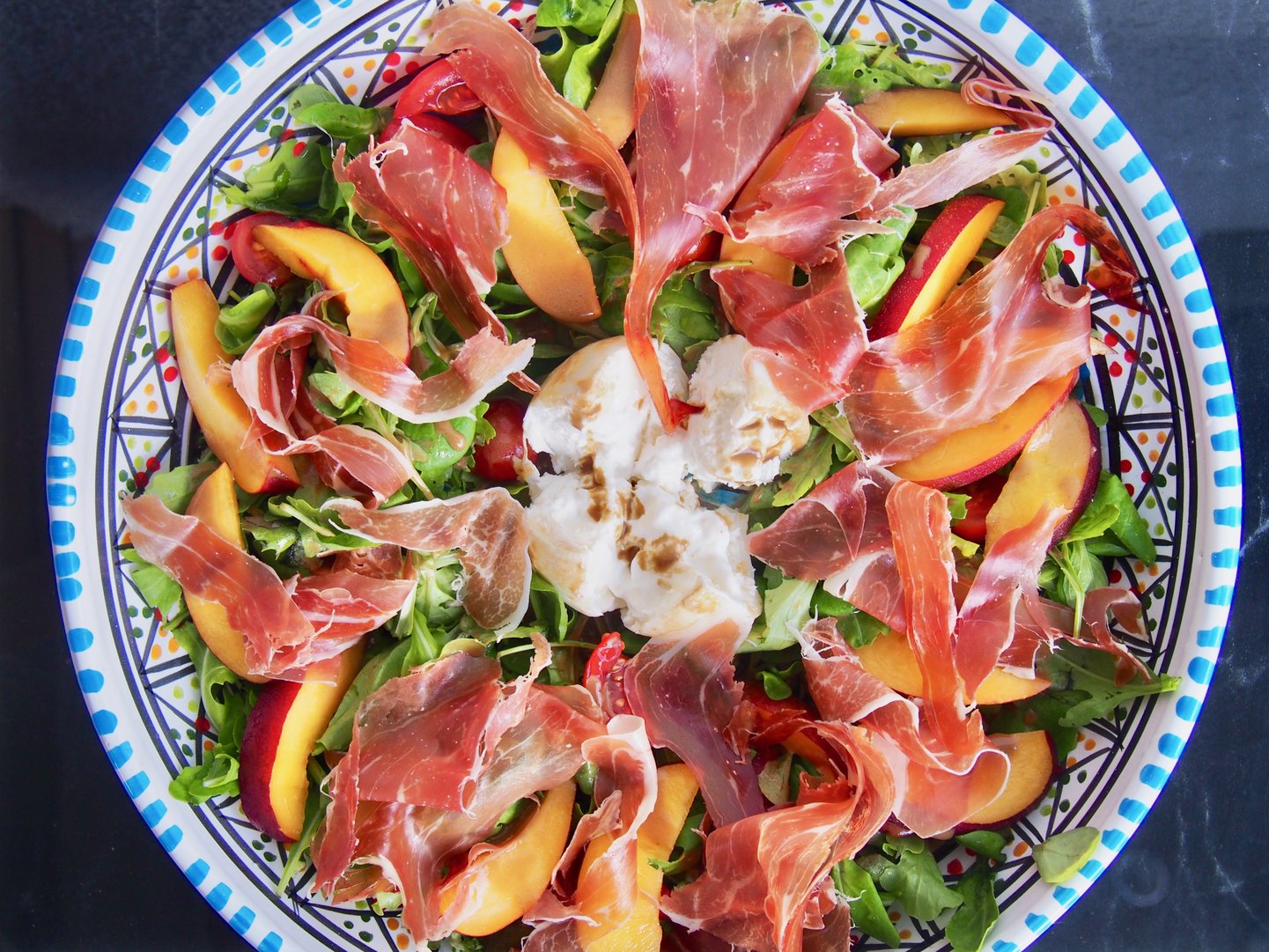 Titelbild zu Sommersalat mit Burrata, Prosciutto & Nektarinen
