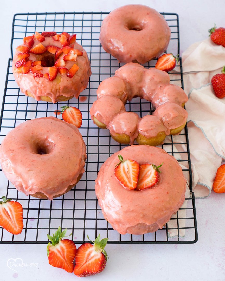 Doughnuts mit Erdbeerglasur