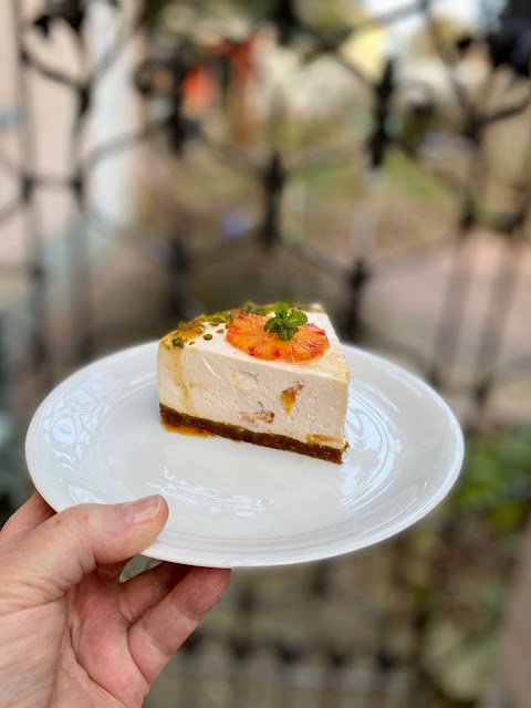Titelbild zu FRISCHKÄSETORTE MIT BLUTORANGE UND SALZKARAMELL