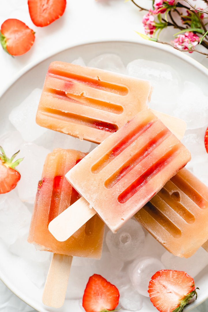 Apfelmus-Popsicles mit Erdbeeren