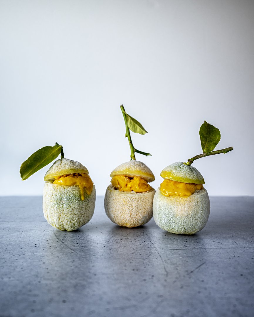 Sorbet in geeister Zitronenschale