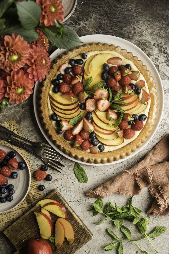 Titelbild zu Glutenfreie und vegane Tarte mit Puddingcreme und frischen Beeren