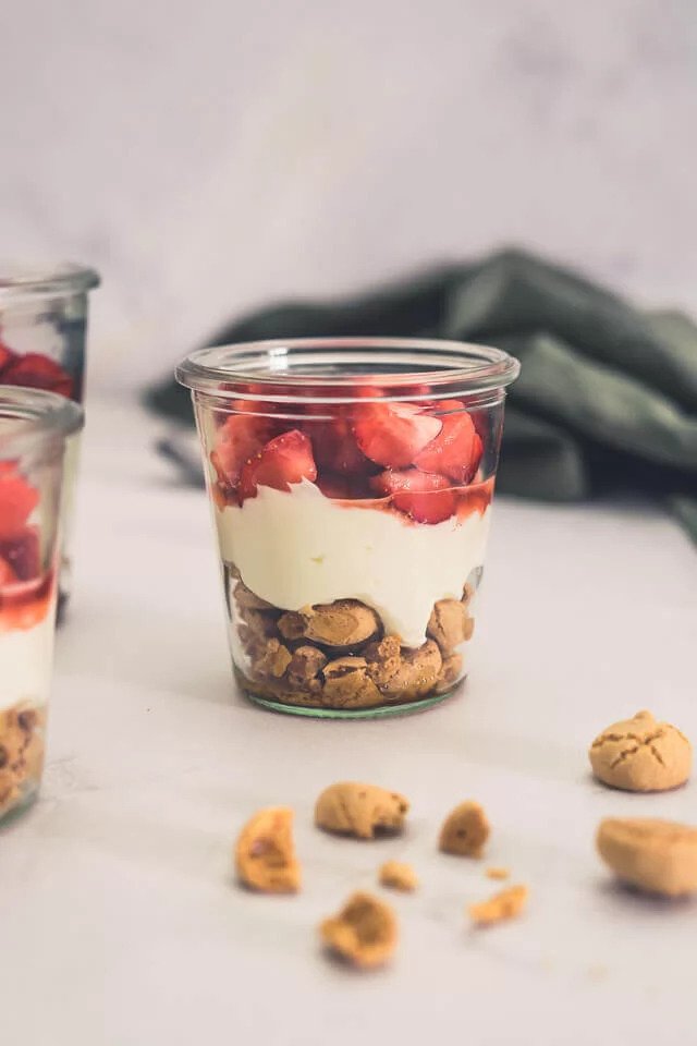 Titelbild zu Erdbeer-Schichtdessert mit Amarettini