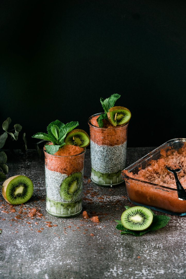 Titelbild zu Wassermelonen-Granita mit Chia-Pudding und Kiwi-Püree