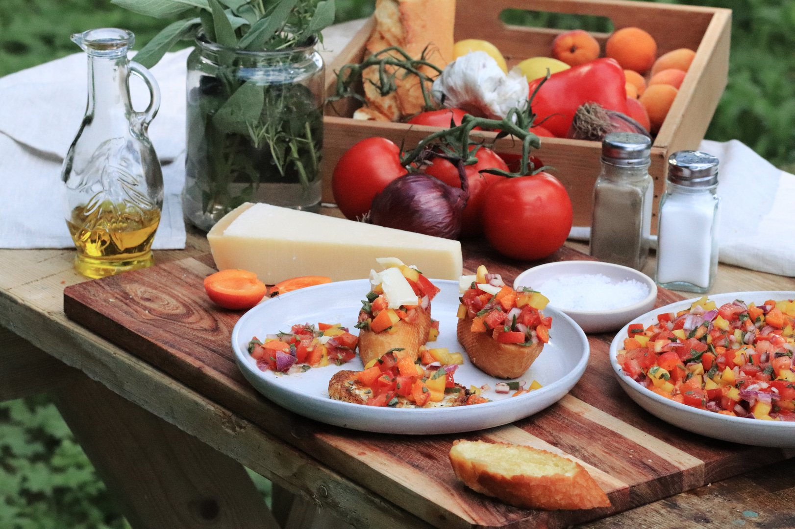 saisonale Salsa mit gerösteten Brot