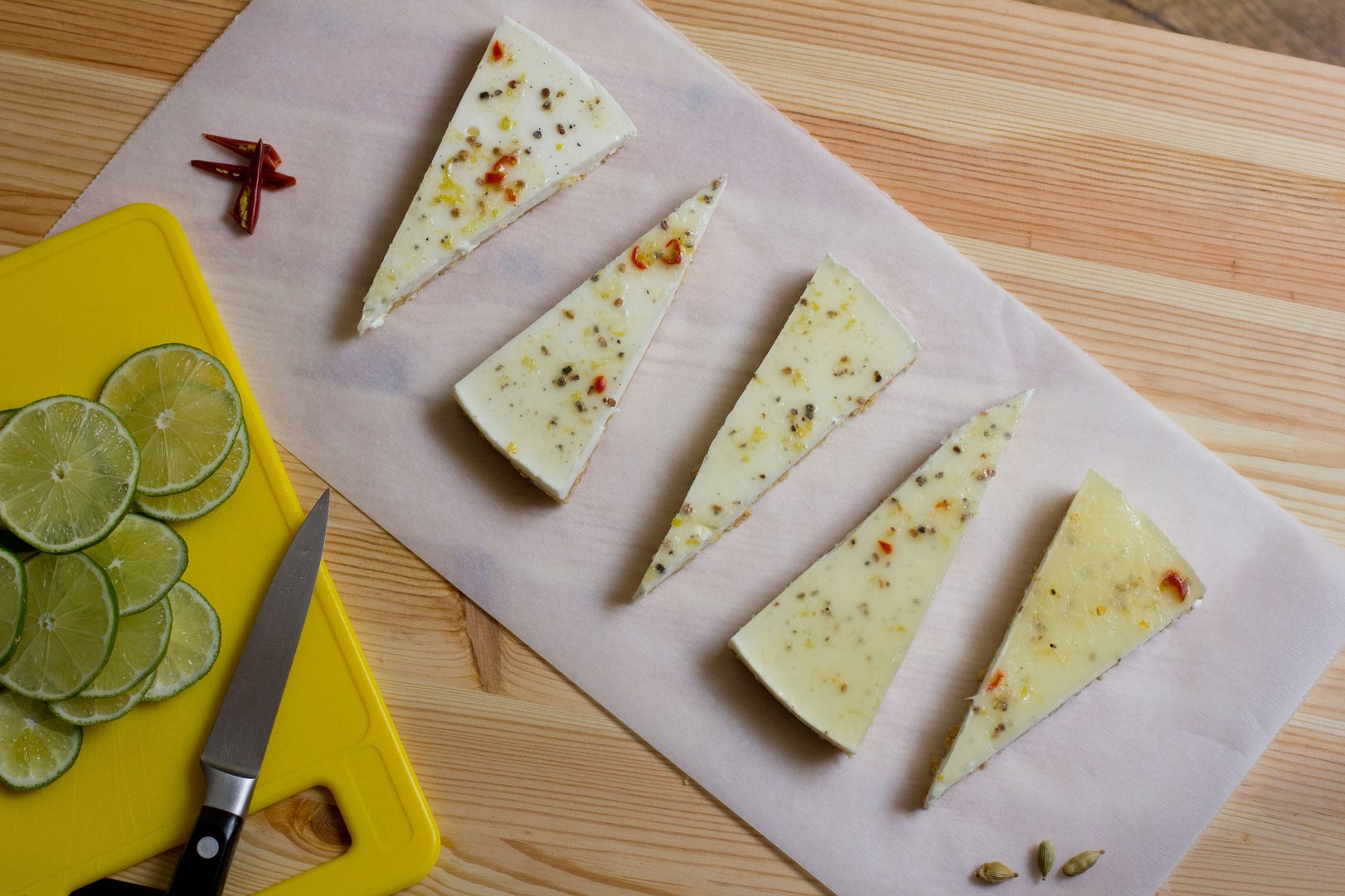 Limetten-Chili-Kardamom-Käsekuchen