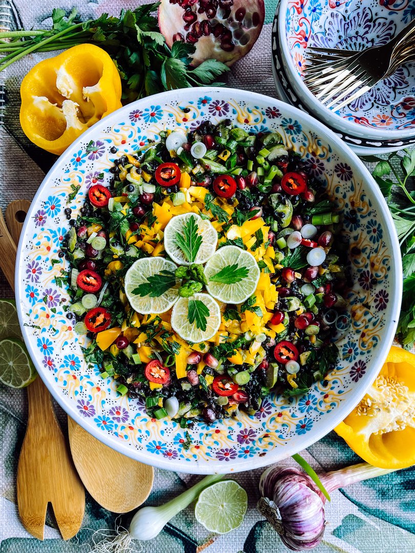 Titelbild zu Beluga Linsensalat mit grünem Spargel & Granatapfelkernen