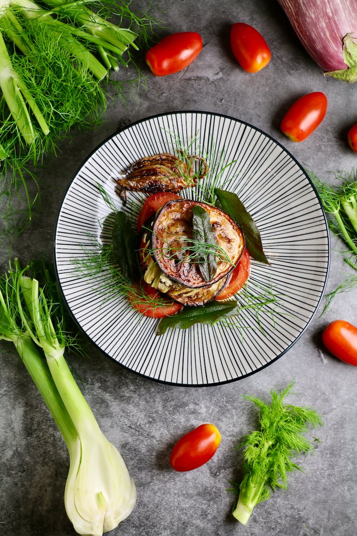 Titelbild zu Mediterrane Auberginen-Fenchel Türmchen mit Salbei-Öl