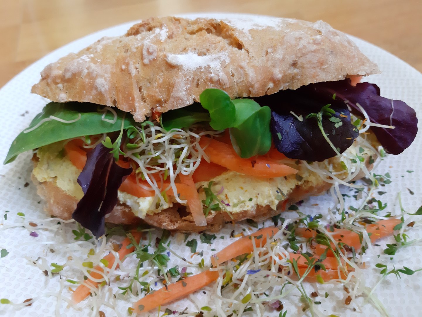 Sauerteig-Karottenweckerl