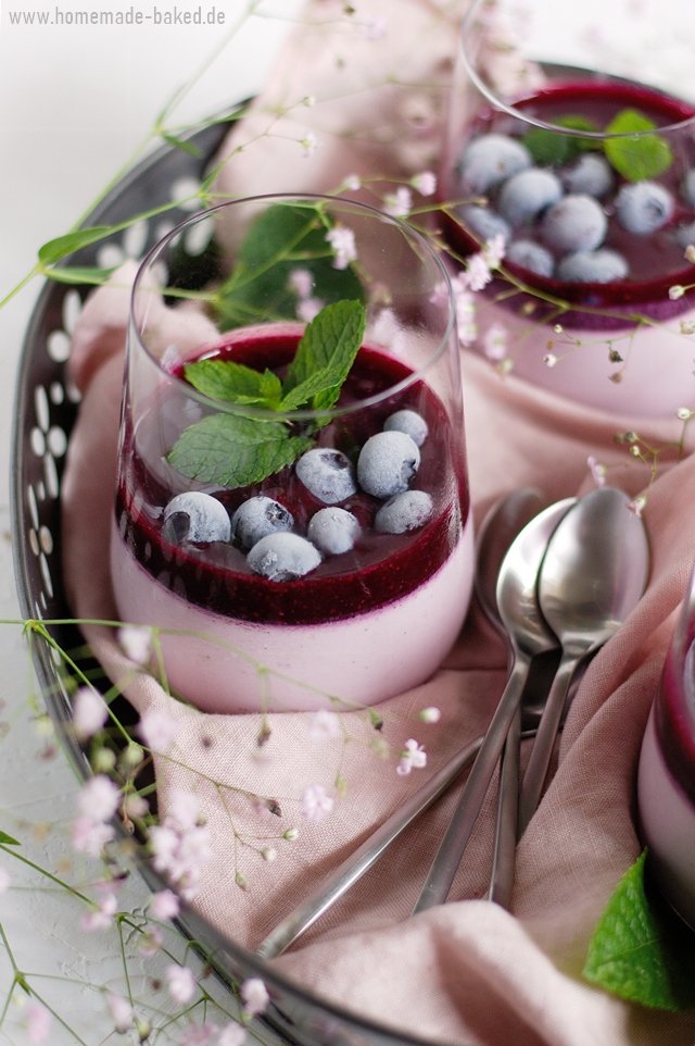 Sommerliche Heidelbeer Buttermilch Panna Cotta