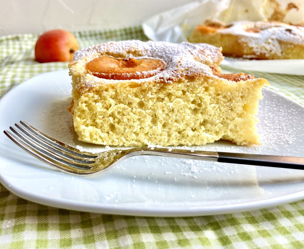 Titelbild zu Erdbeerschokolade Blechkuchen mit Obst