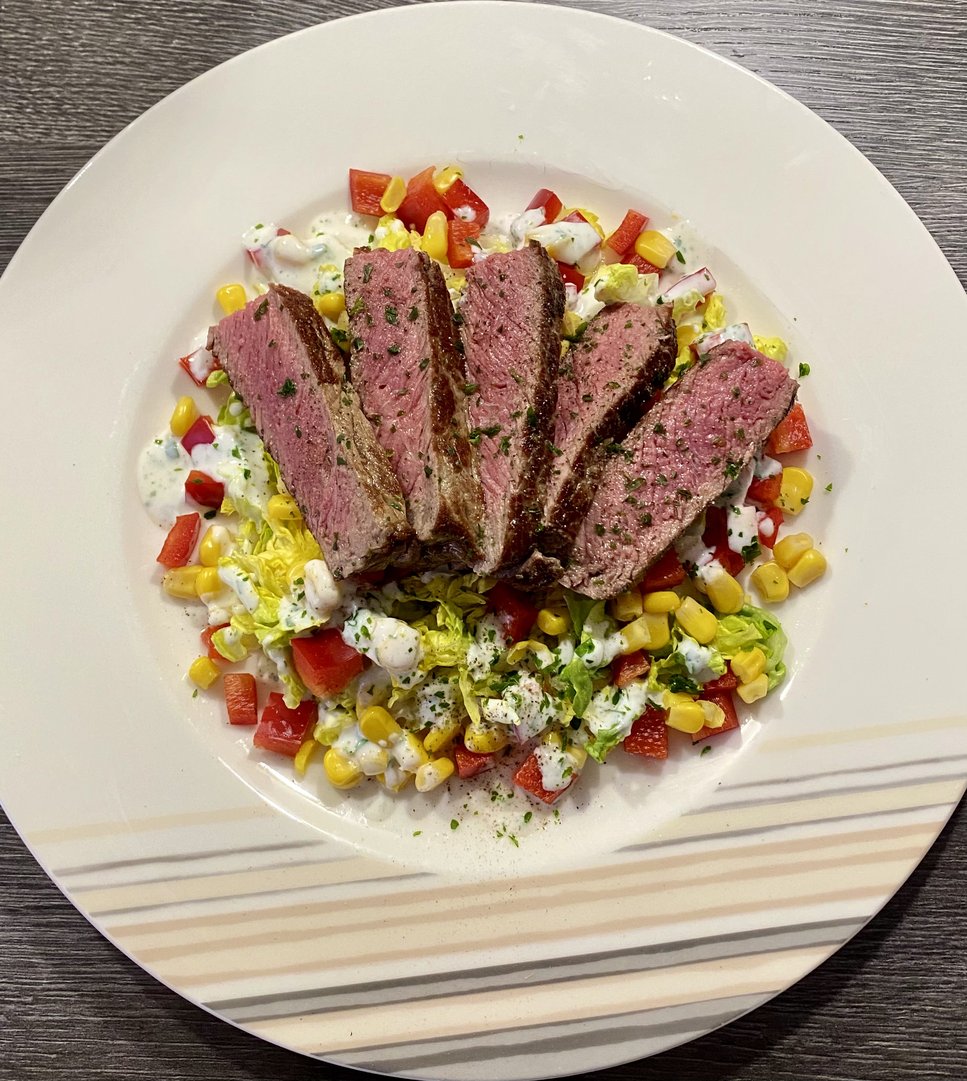 Titelbild zu Roastbeef Streifen auf Salatbett mit Joghurt-Kräuter Dressing