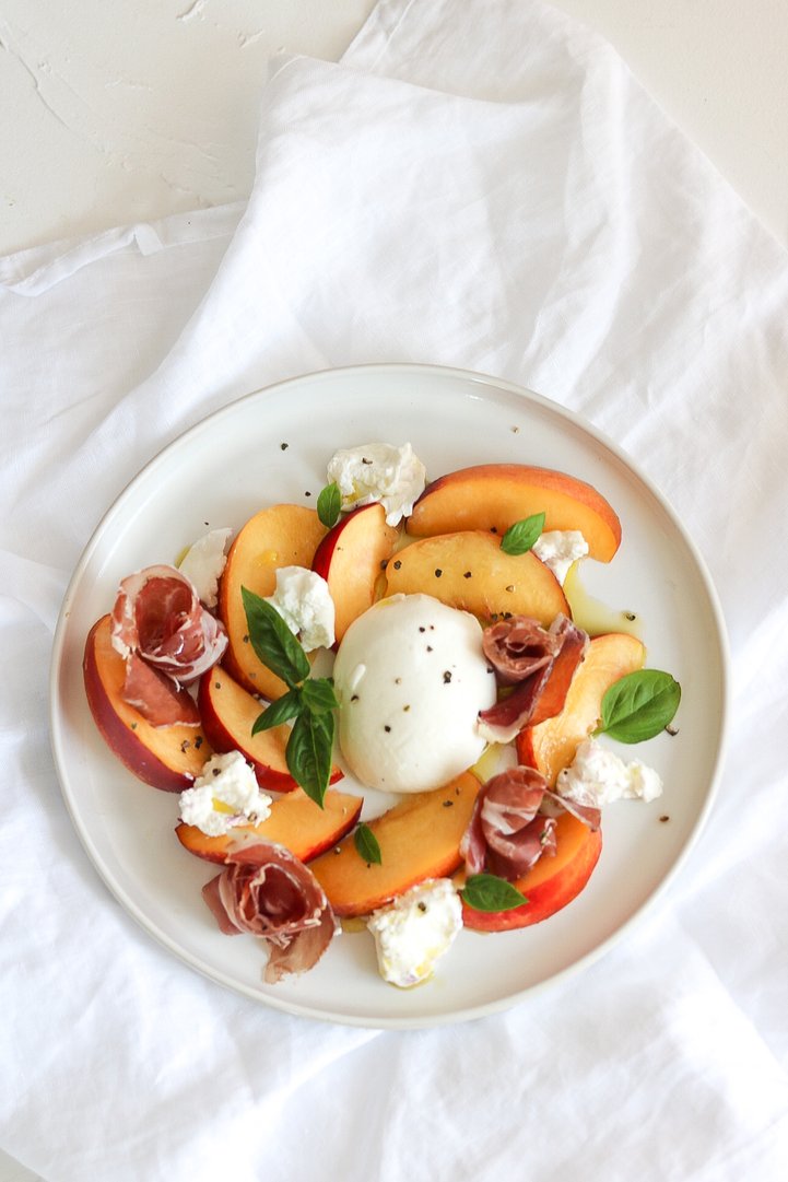 Titelbild zu Sommerglück - Nektarinen mit Burrata