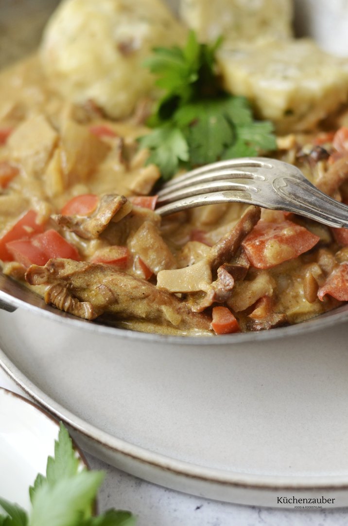 Titelbild zu Schwammerlgulasch mit Käse-Semmelknödel