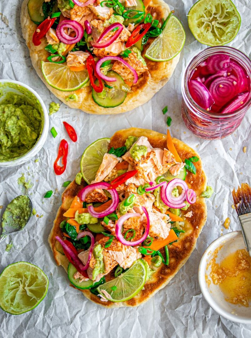 Titelbild zu Naanbrot mit Lachs, Avocado und Spinat