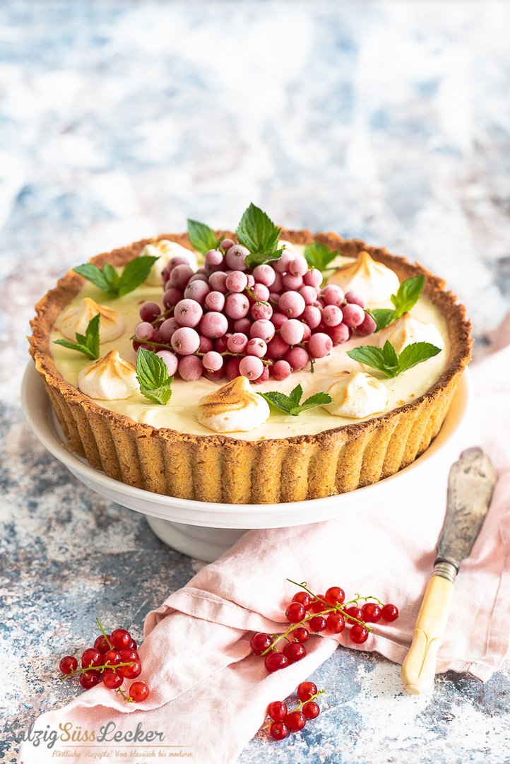 Titelbild zu JOHANNISBEEREN-CHEESECAKE MIT SABLÉ BRETON UND TONKABOHNE