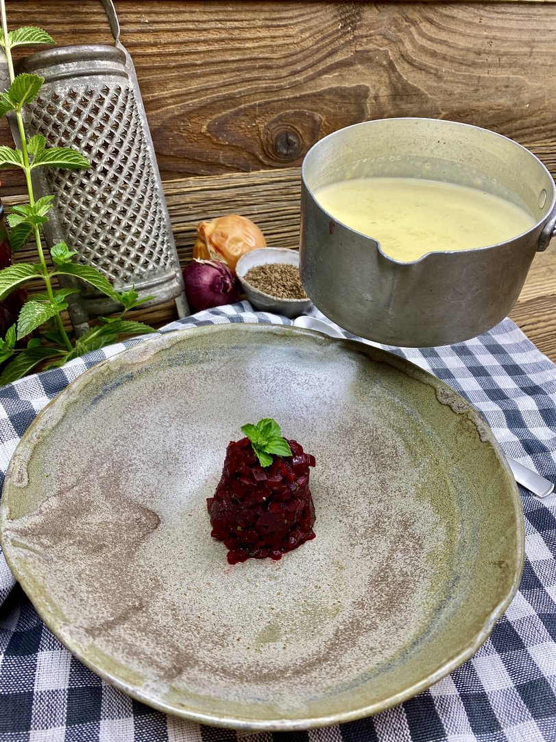 Titelbild zu „Bergkäsesuppe mit Rote-Rüben-Minz-Tatar“