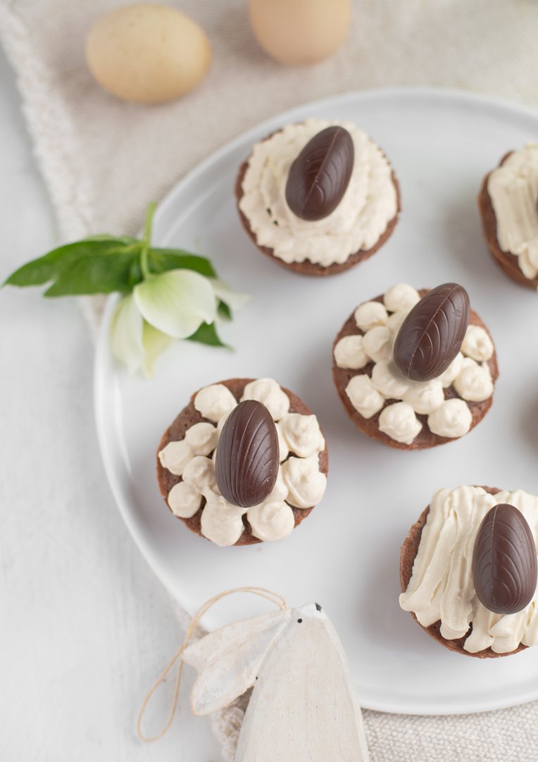 Titelbild zu https://detaillovin.com/oster-schokocupake-mit-espressotopping-und-amarettoeier