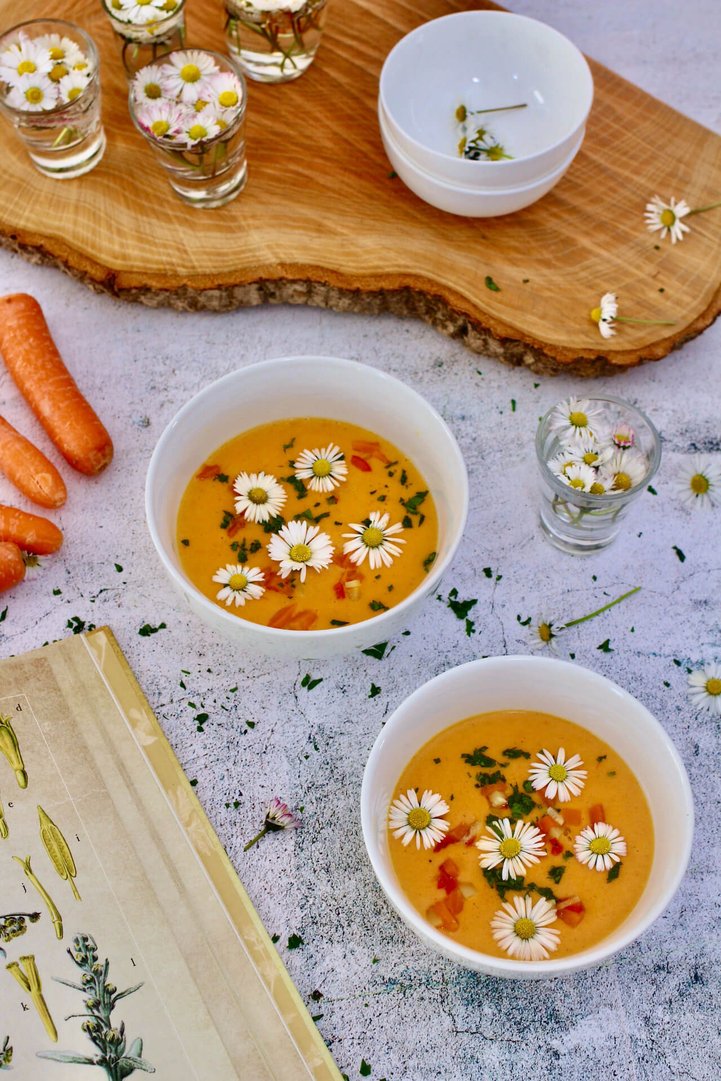 WÜRZIGE KAROTTENSUPPE MIT FRÜHLINGSBLÜTEN
