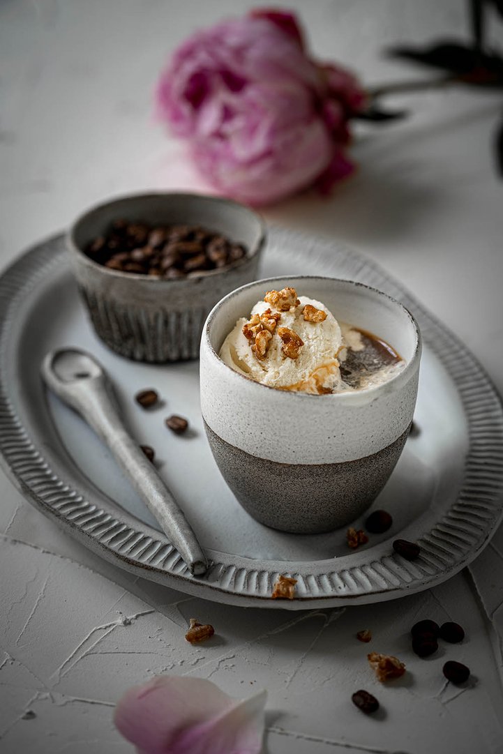 Titelbild zu Affogato al caffè mit karamellisierten Walnüssen
