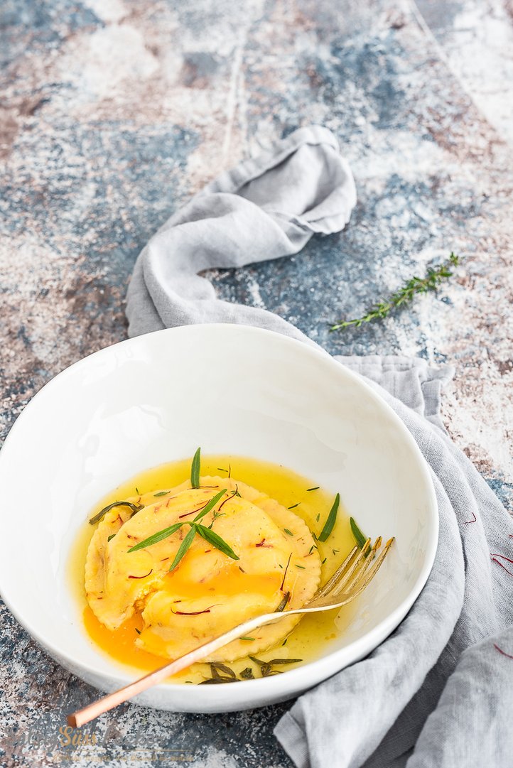 SAFRAN-RAVIOLO MIT EI UND FRISCHKÄSE IN ESTRAGON-NUSSBUTTER