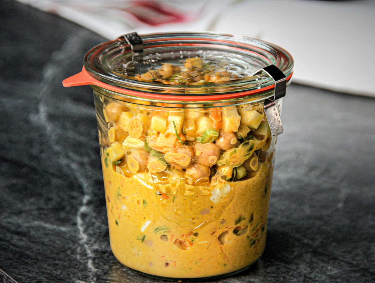 Fruchtiger Curry-Kichererbsensalat zum Mitnehmen
