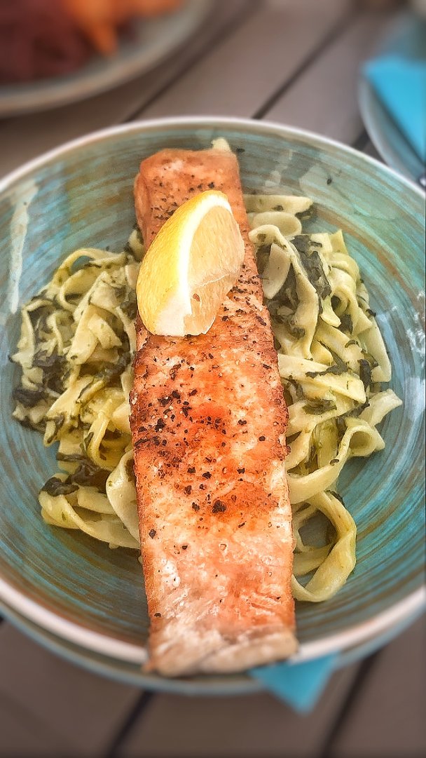 Titelbild zu Lachs küsst Gemüse und Kräuter