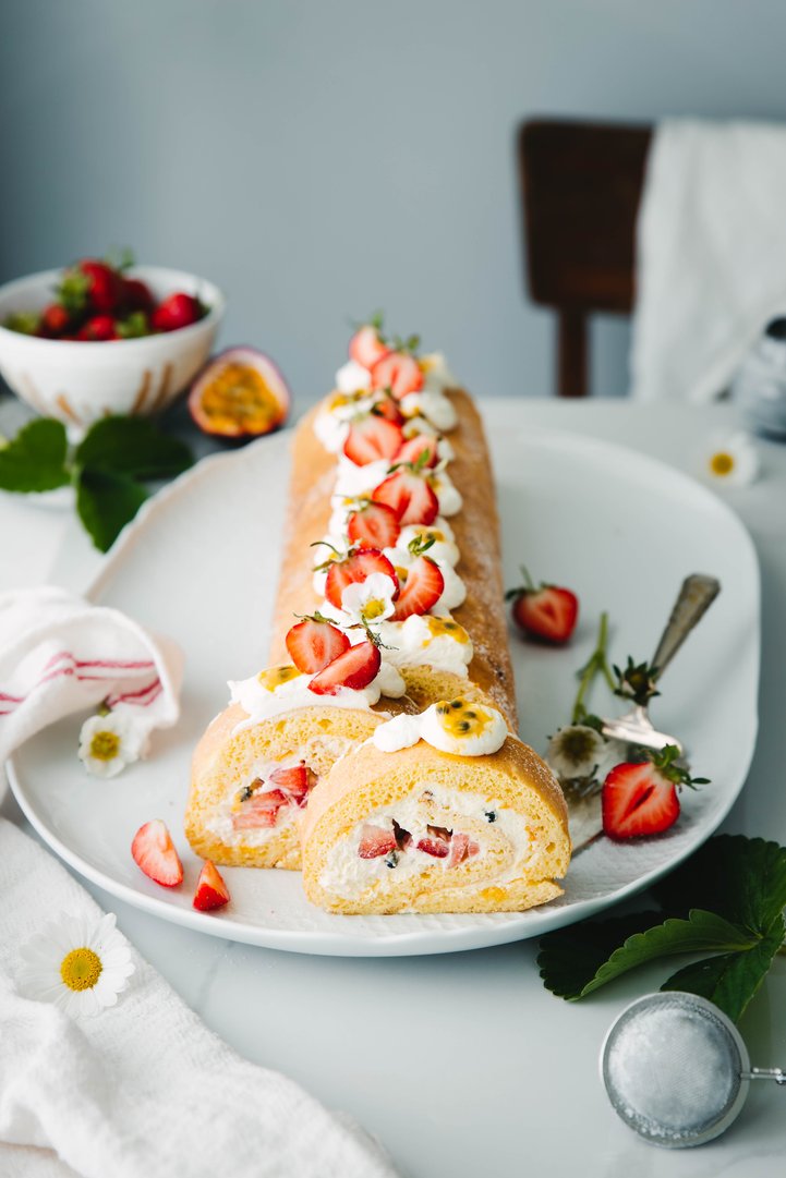 Biskuitrolle mit Erdbeeren und Maracuja