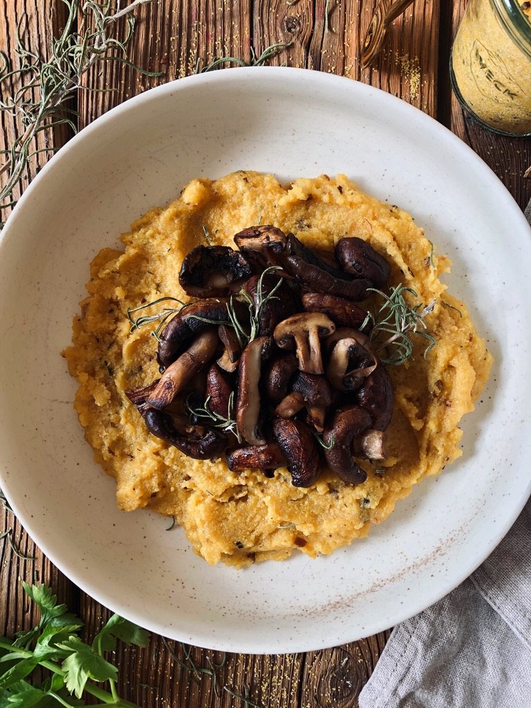 Titelbild zu Cremige Polenta mit Schwammerl und Kräutern