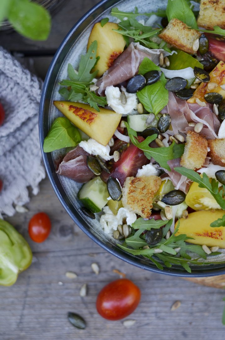 Titelbild zu Toskanischer Brotsalat mit Parma und Nektarinen