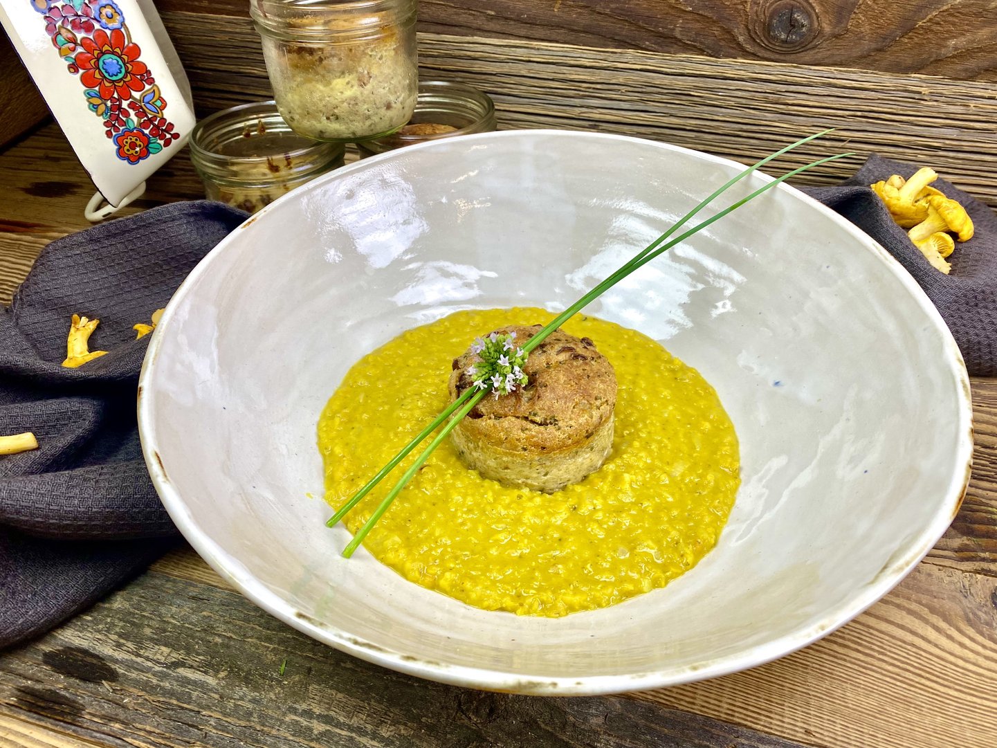 Titelbild zu „Eierschwammerl Soufflee mit Roten-Linsen-Curry“