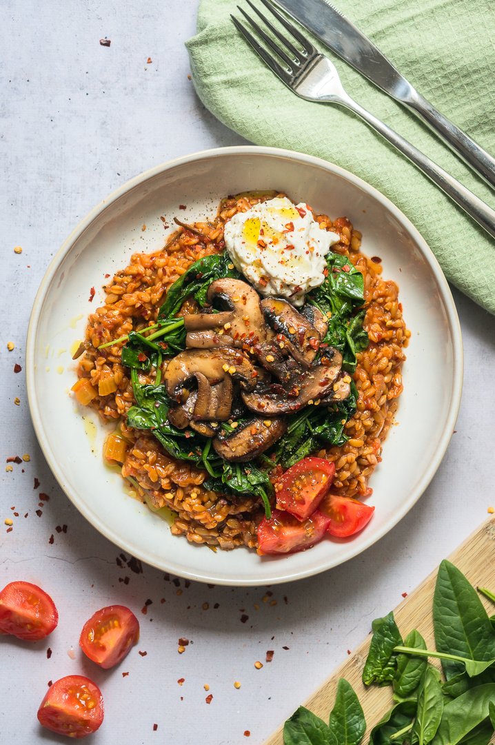 Titelbild zu Einkorn mit Tomaten, Spinat und Champignons