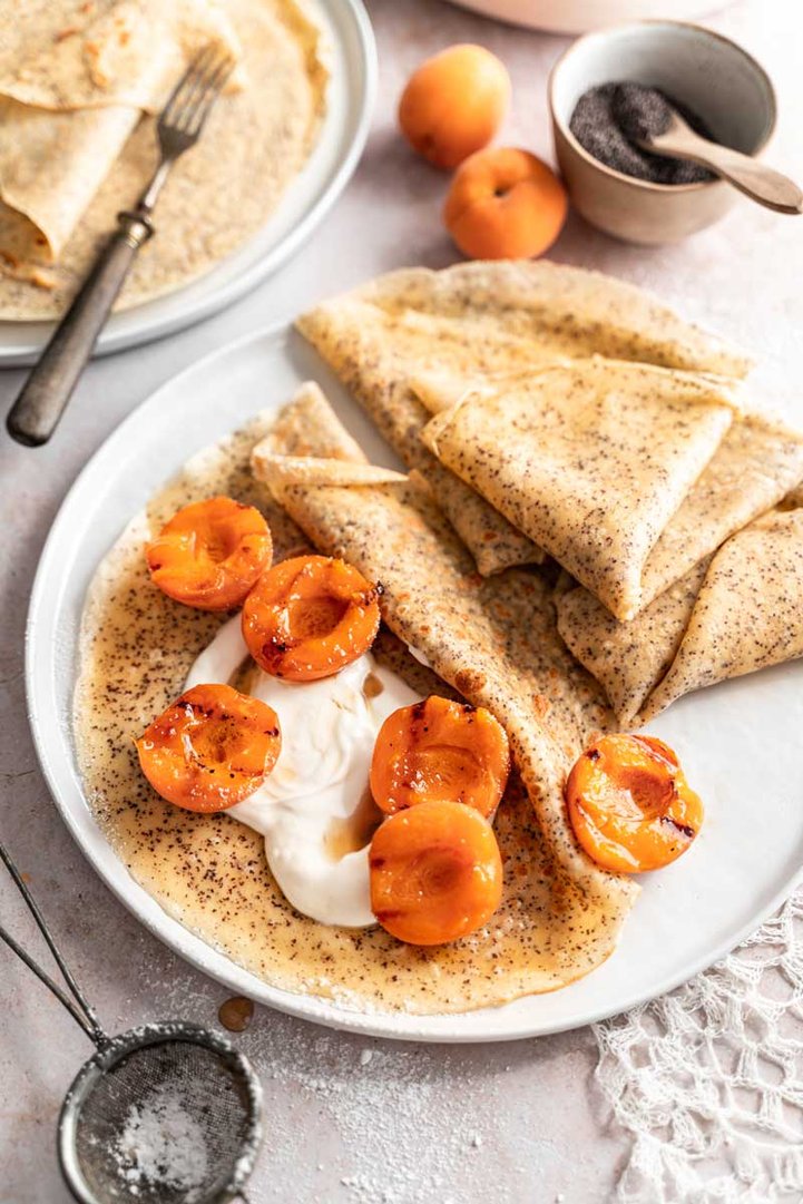 Crêpe mit Mohn und gegrillten Aprikosen