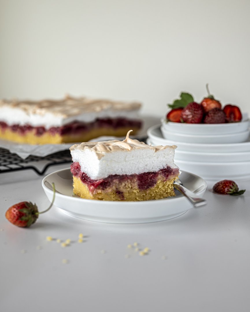Titelbild zu Strawberry Meringue Cake | Erdbeerkuchen mit Schneehaube