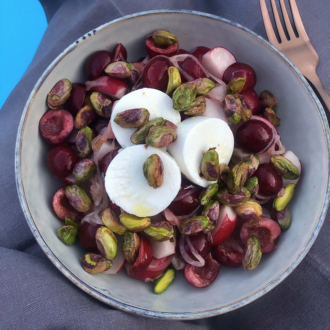 Titelbild zu Mein Sommersalat mit Kirschen, Ziegenkäse und Pistazien