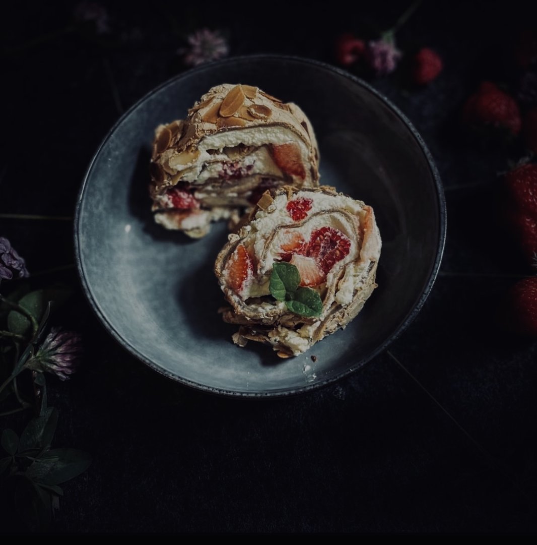 Titelbild zu einfache Kuchenrolle mit Erdbeeren und Himbeeren